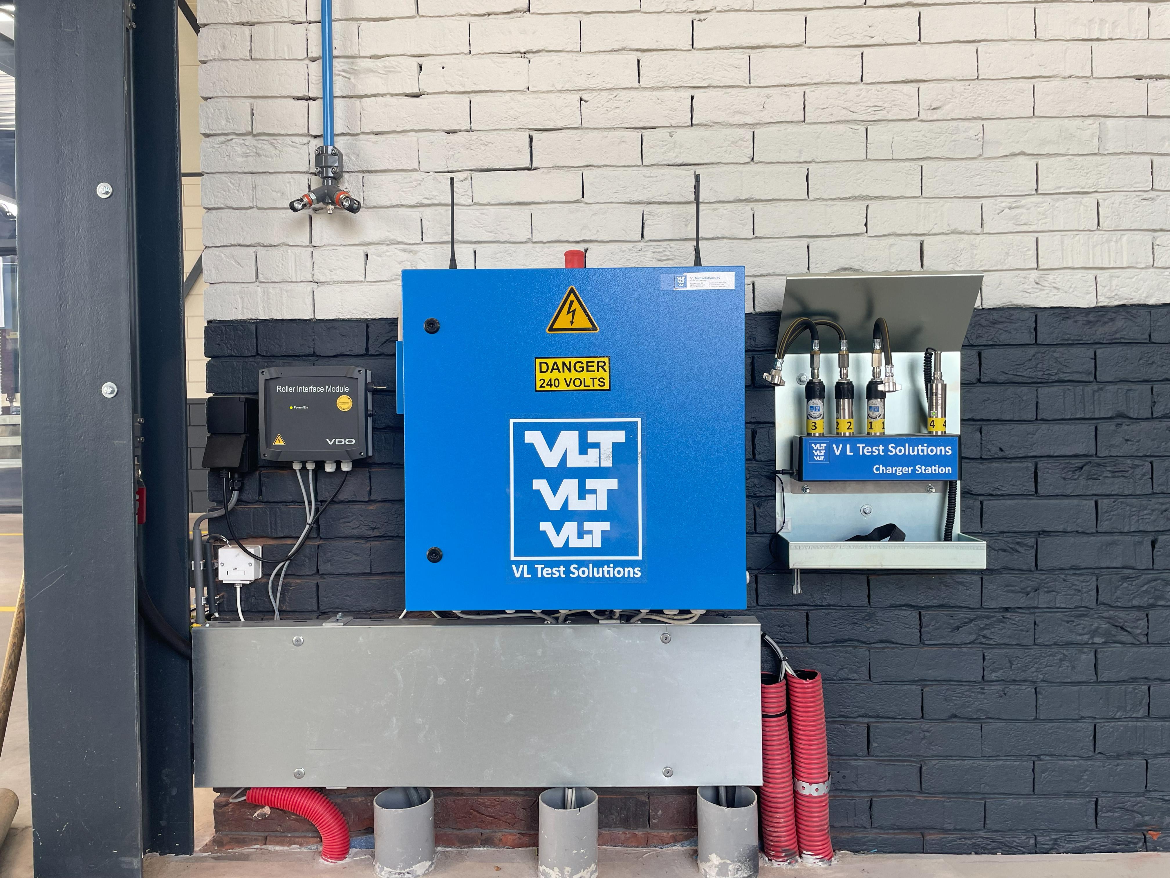VLT apparatuur aan de wand